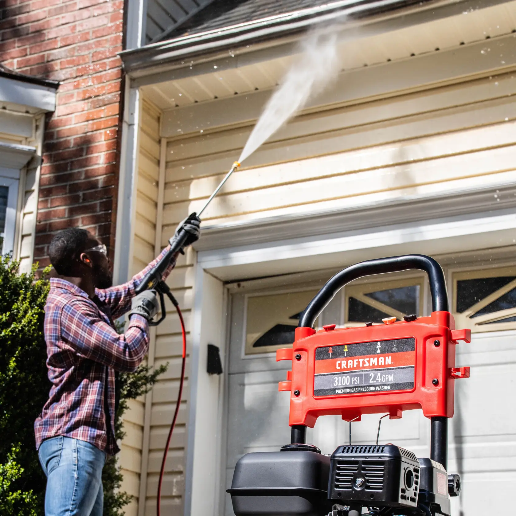pressure washing house siding of FNA pressure washer (CMXGWFN061294)

